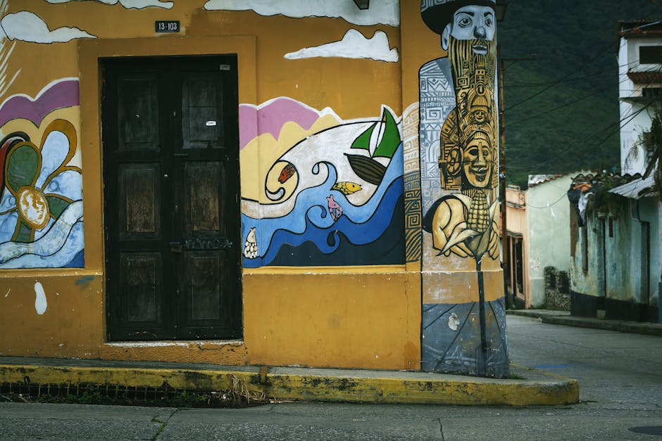 Colorful mural on a street corner in Mérida, Venezuela, showcasing local street art.